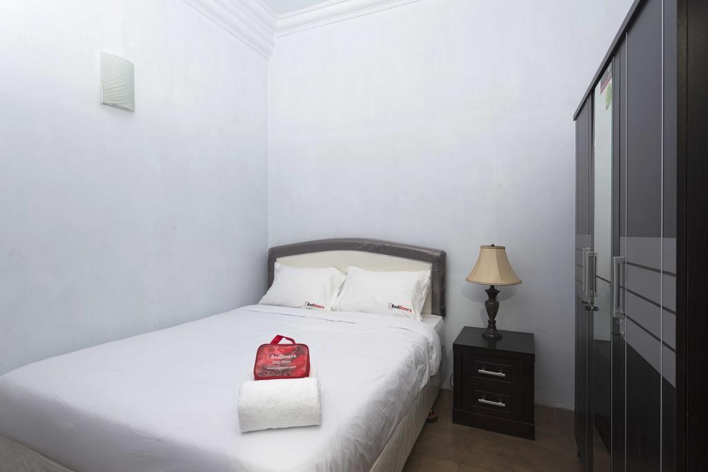 Reddoorz @ Tanah Baru Depok Hotel Ngoại thất bức ảnh